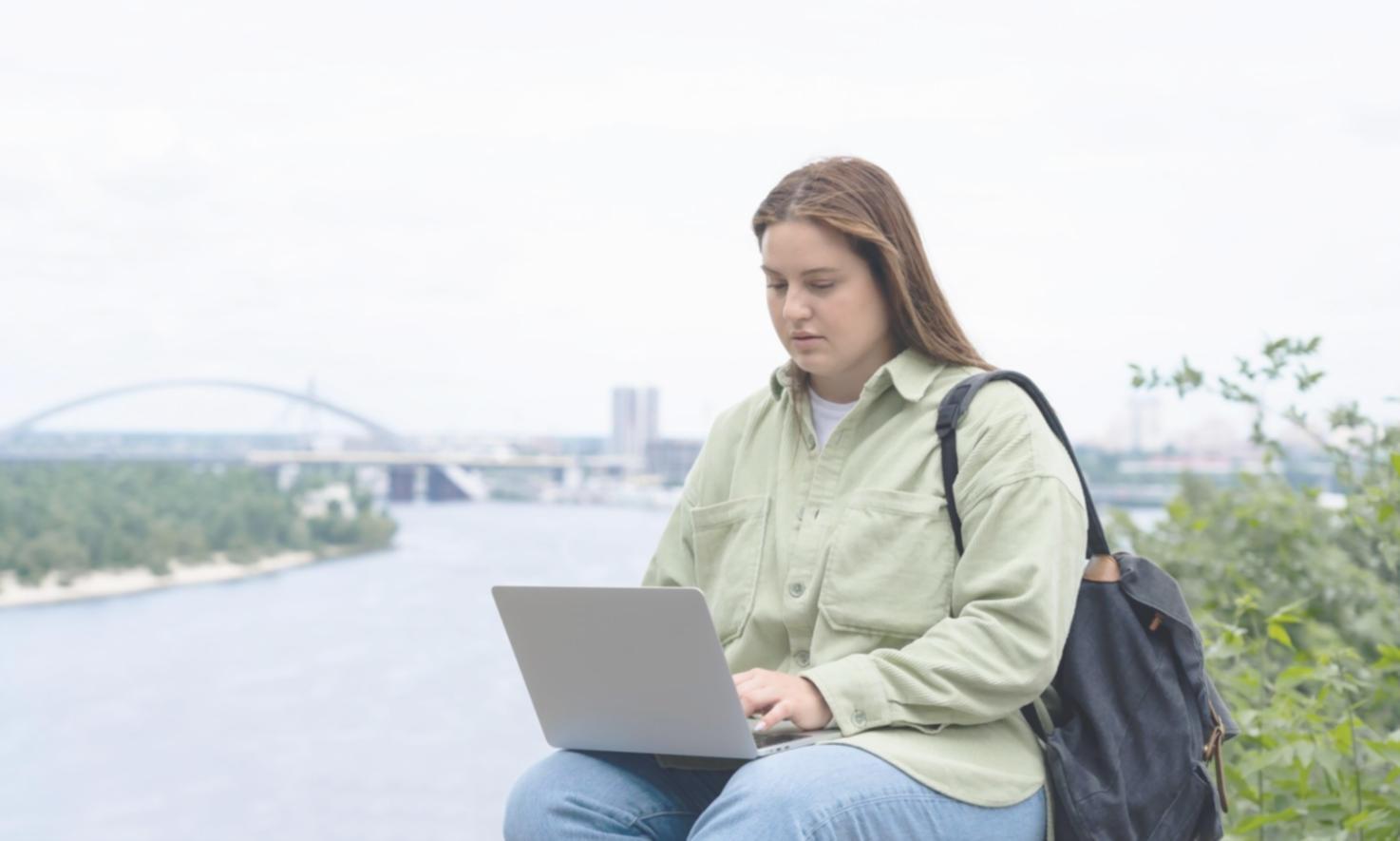 Étudiants travaillant sur des analyses financières lors d'un atelier pratique